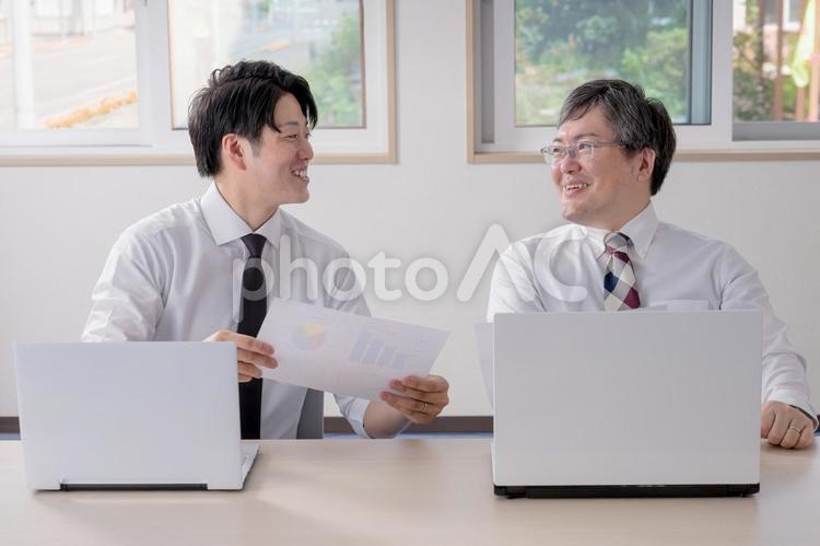 ノートパソコンとビジネスマン ビジネスマン,働く男性,男性の写真素材