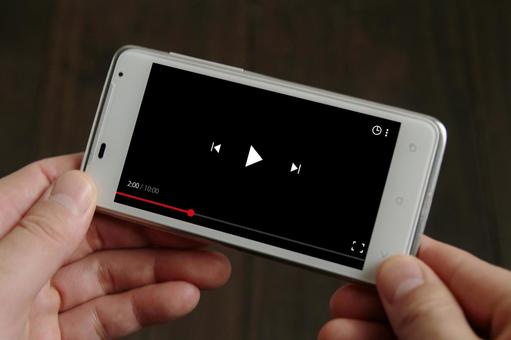 スマホで動画再生中 スマホで動画再生中 スマートフォン,動画,再生の写真素材