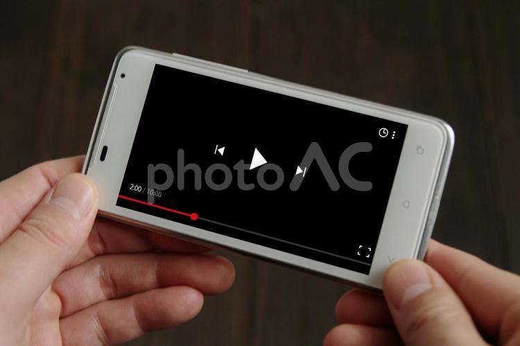 スマホで動画再生中 スマートフォン,動画,再生の写真素材