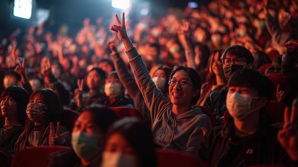 満員の大勢の観客の熱気の写真