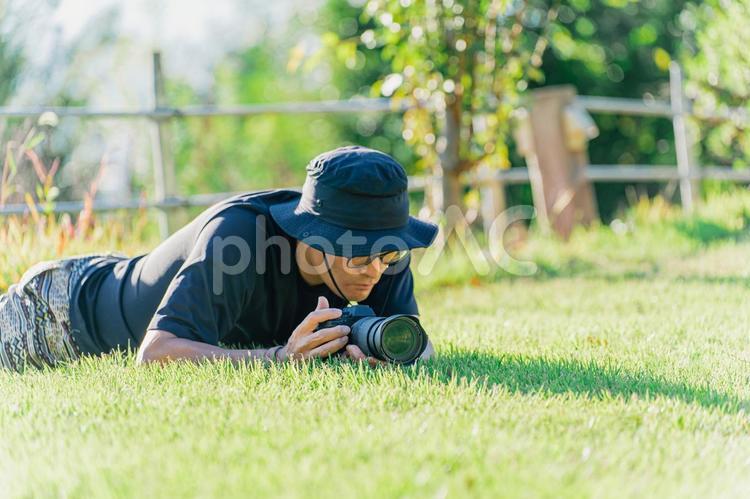眼レフカメラで写真を撮るカメラマンの男性 写真家,カメラマン,フォトグラファーの写真素材