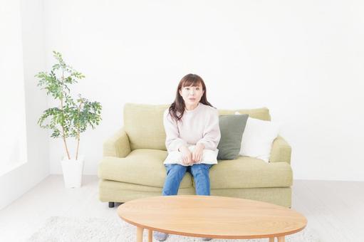 自宅でリラックスをする若い女性 自宅でリラックスをする若い女性 仕事終わり,ストレスフリー,私服の写真素材