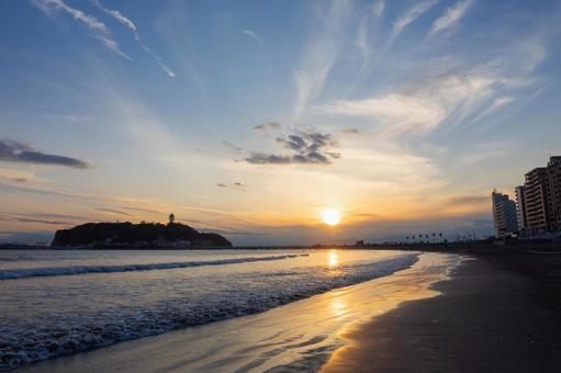 夕陽に照らされた海と空と江の島 夕陽に照らされた海と空と江の島 江の島,波音,夏休みの写真素材