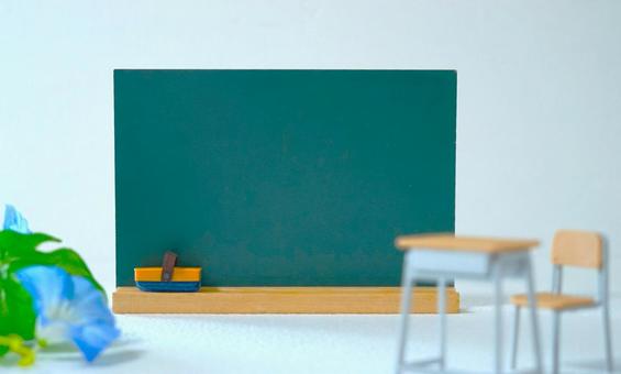 夏の教室（朝顔・前ボケ） 黒板,机,朝顔の写真素材