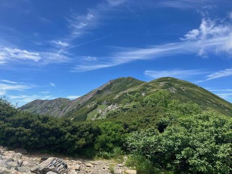 夏の悪沢岳へ登山15　山頂を望む 千枚岳,山頂,標識の写真素材