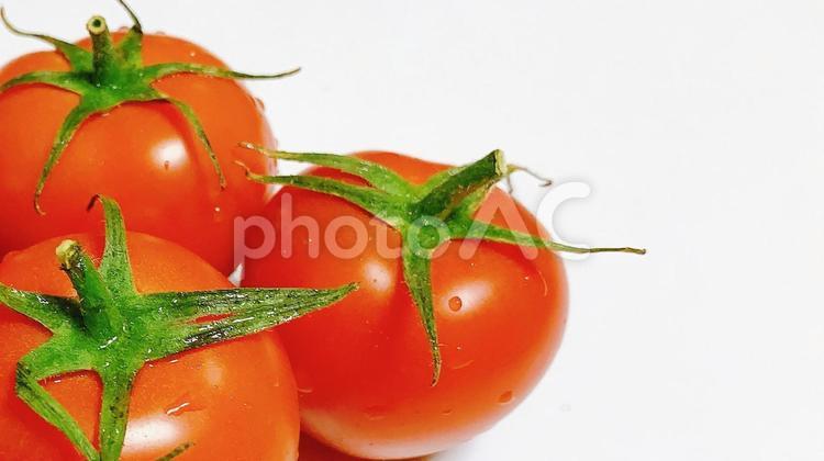 野菜　トマト　3個　左寄りアップ トマト,ミニトマト,ミディトマトの写真素材