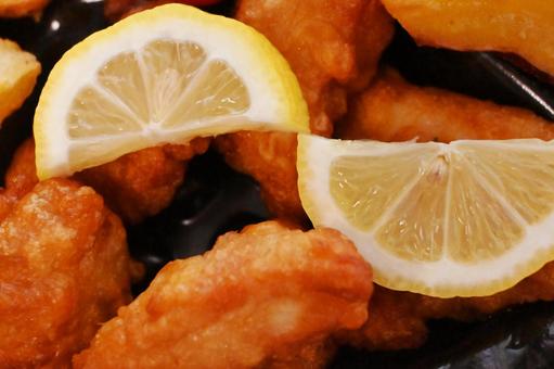 レモンの乗ったからあげ レモンの乗ったからあげ 惣菜,フライドチキン,唐揚げの写真素材