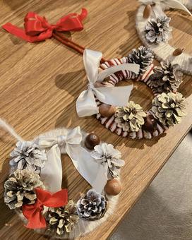 クリスマスリース作り クリスマスリース作り リース,クリスマス,松ぼっくりの写真素材