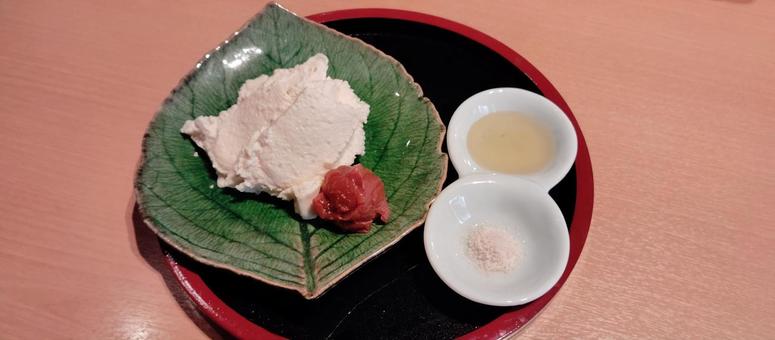 葉に乗せた創作和食の手作り豆腐 葉に乗せた創作和食の手作り豆腐の写真