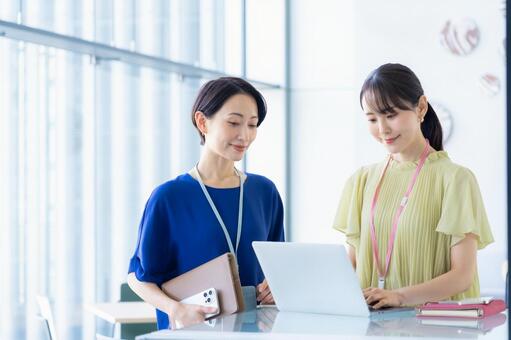 オフィスで仕事をするビジネスウーマン ビジネス,会議,ビジネスウーマンの写真素材