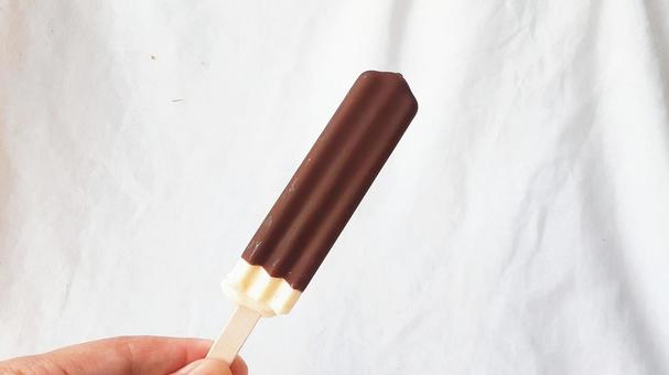 手に取ったチョココーティングアイス 手に取ったチョココーティングアイス アイス,棒アイス,おやつの写真素材