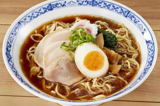醤油ラーメン 醤油ラーメン 醤油ラーメン,ラーメン,クローズアップの写真素材