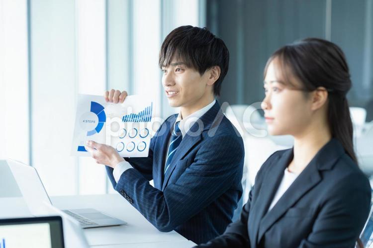 打ち合わせする若いビジネスマン ミーティング,会議,ビジネスマンの写真素材