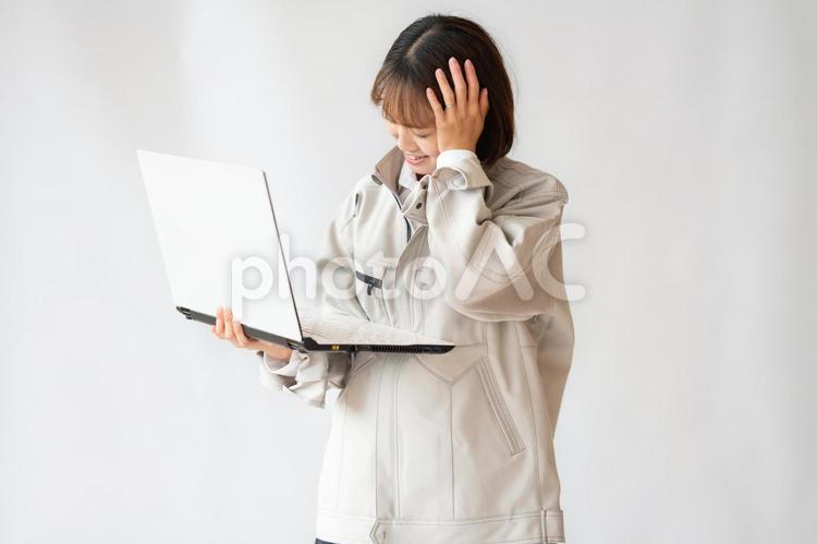 PCと作業服女性 女性,転職,解決の写真素材