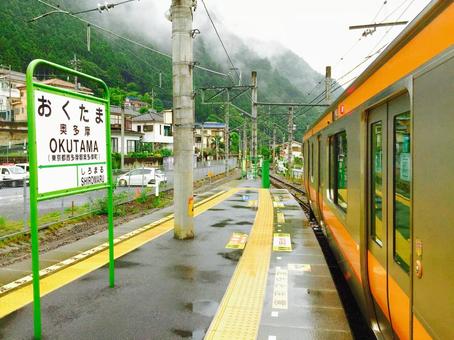 奥多摩駅のホーム 青梅線,東京,東京都の写真素材