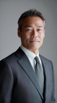 自信に満ちた表情の50代男性ビジネスマン 自信に満ちた表情の50代男性ビジネスマンの写真