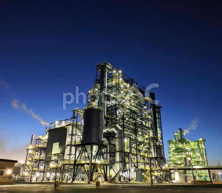 夕暮れに輝くバイオマス発電所　夜景１ バイオマス,バイオ発電,バイオマス発電所の写真素材