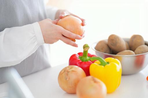 玉ネギを持つ人の手 玉ネギ,持つ,パプリカの写真素材