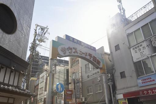 早朝8時台の千日前商店街 早朝8時台の千日前商店街 サウスロード商店街,千日前通,早朝の写真素材