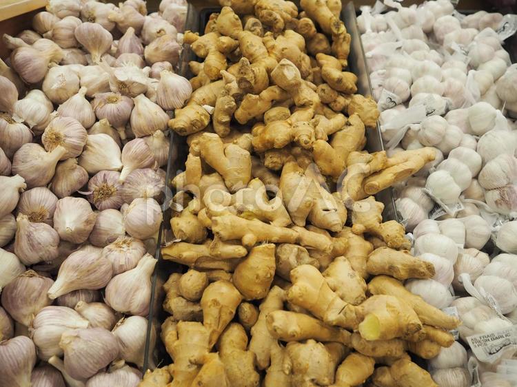 市場で販売されるショウガとニンニク ショウガ,生姜,ニンニクの写真素材