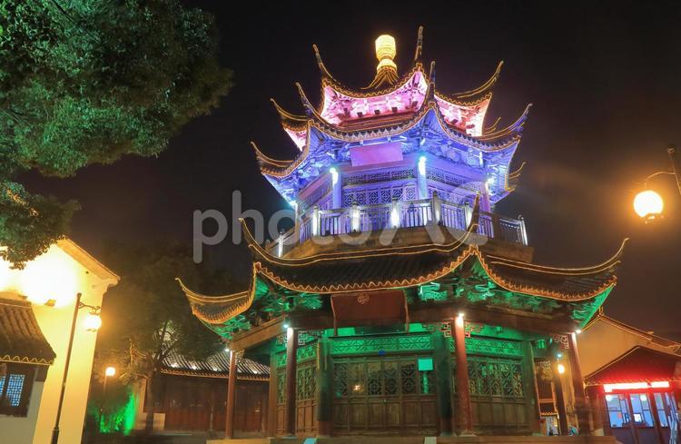 中国　蘇州の歴史的町並み　山塘街の夜景 海外,外国,アジアの写真素材