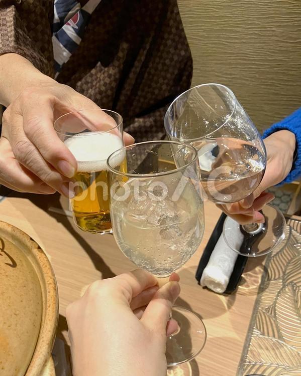 温泉旅館で乾杯～２ 乾杯,旅館,お酒の写真素材