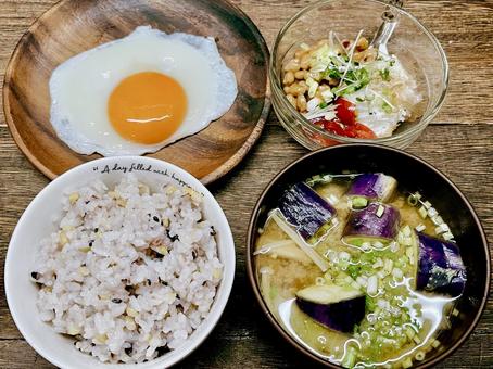 健康的な朝食(目玉焼きとなすの味噌汁)② 健康的な朝食(目玉焼きとなすの味噌汁)② 目玉焼き,茄子,茄子の味噌汁の写真素材