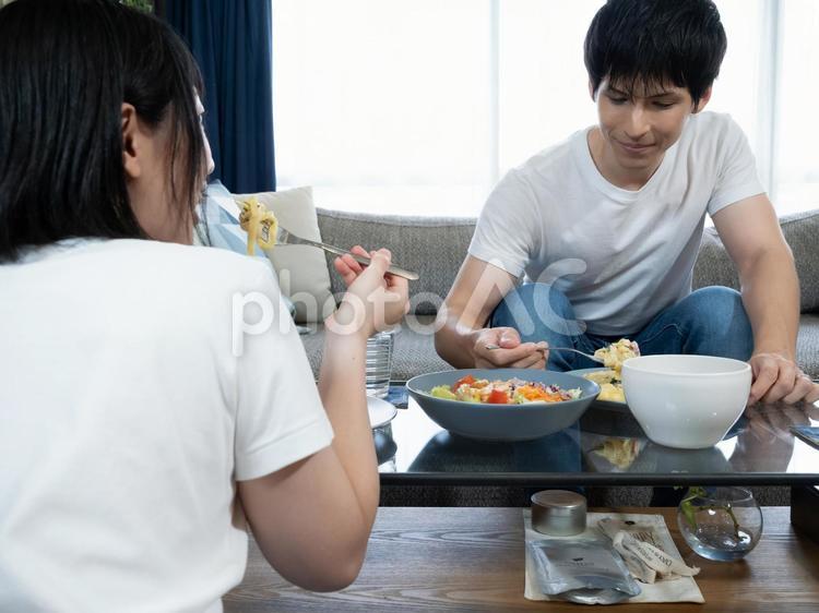 １３：男女の食事風景 カップル,夫,妻の写真素材