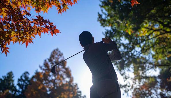 秋の紅葉の中で行われるゴルフコンペ 秋の紅葉の中で行われるゴルフコンペの写真