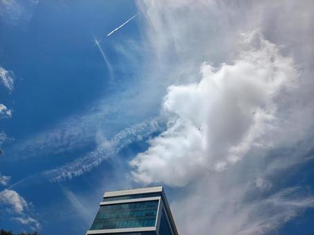 雄大な青空と白い雲と高層ビル 雄大な青空と白い雲と高層ビルの写真