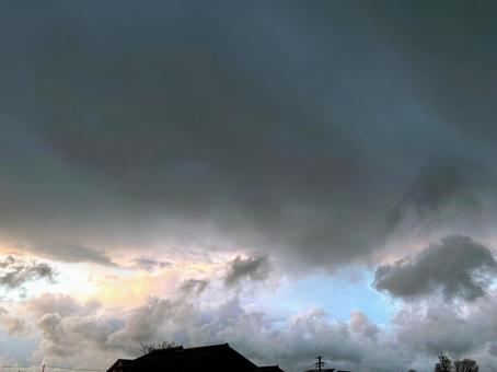 曇り空、雲、空、屋根 曇り空、雲、空、屋根の写真