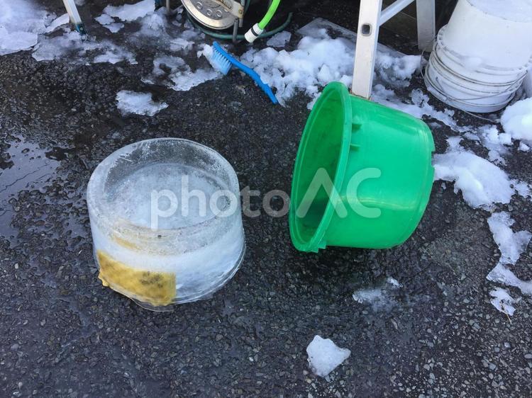 寒すぎてほぼ全部凍ったバケツ 極寒,寒い冬,全面凍結の写真素材