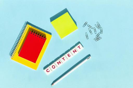 青背景に並ぶノートと「CONTENT」の文字ブロック 英語,content,コンテンツの写真素材