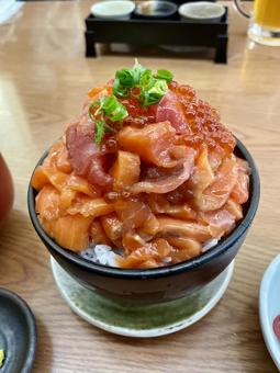 山盛りのサーモンいくら丼 丼,海鮮丼,サーモンの写真素材
