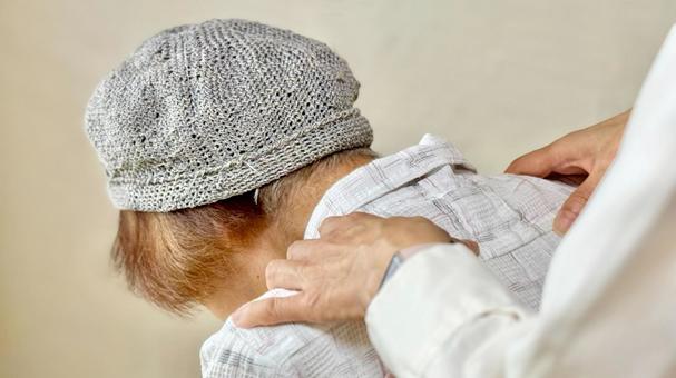 高齢女性の肩を後ろからもむ女性の手 高齢女性の肩を後ろからもむ女性の手 肩もみ,肩こり,介助の写真素材
