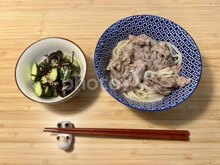 昼ごはんうどんと副菜 ごはん,昼食,ランチの写真素材