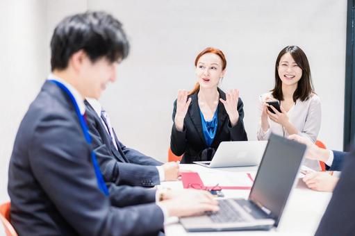 国際会議で通訳をする女性 国際会議で通訳をする女性の写真