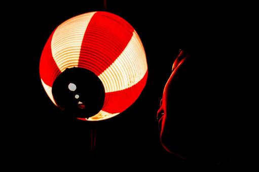 お祭りの提灯を見つめる子供 お祭りの提灯を見つめる子供の写真