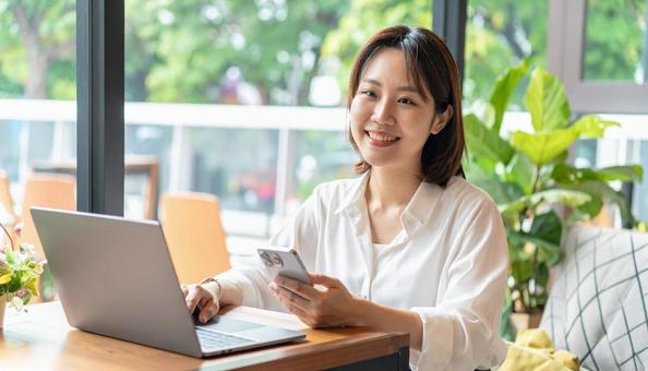 シェアオフィスで働く日本人女性の写真