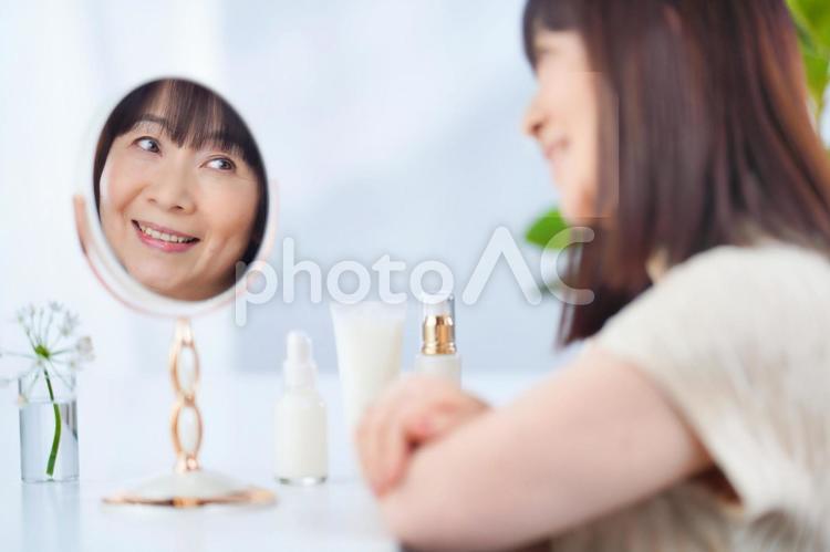 鏡越しの笑顔の女性 女性,日本人,50代の写真素材