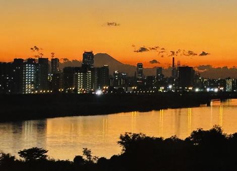 夕日 荒川,富士山,夕焼けの写真素材