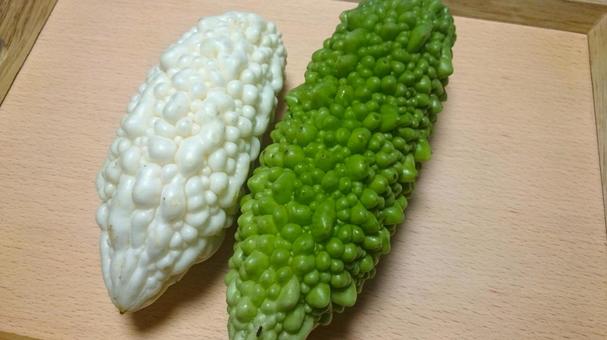 夏の野菜 ゴーヤ(白、緑) 夏の野菜 ゴーヤ(白、緑) 夏野菜,ゴーヤ,緑の写真素材