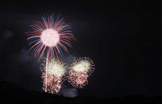 霞の中の山腹打ち上げ花火 霞の中の山腹打ち上げ花火 花火,打ち上げ花火,夏の写真素材