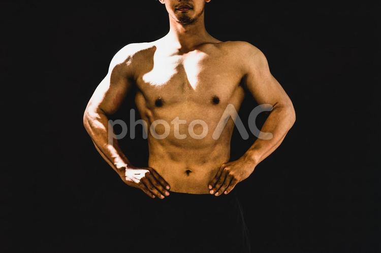 筋肉を鍛える男性（上半身） 筋肉,マッチョ,腹筋の写真素材