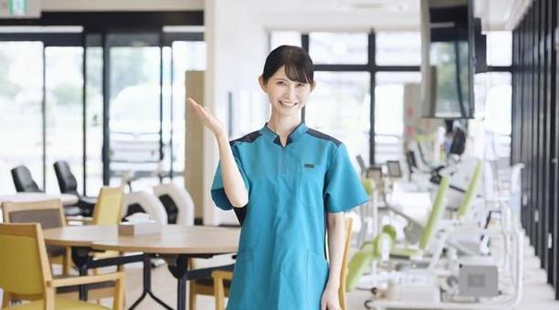介護施設で案内をするアジア人介護福祉士 介護施設で案内をするアジア人介護福祉士 介護福祉士,介護士,案内の写真素材