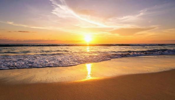 太陽が沈む夕暮れの海辺、サンセットビーチ 太陽が沈む夕暮れの海辺、サンセットビーチの写真