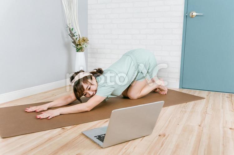 家でヨガをするおしゃれな日本人女性 ヨガ,女性,ストレッチの写真素材