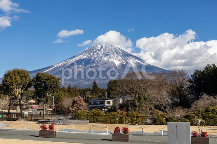 真冬の富士宮市の白糸の滝駐車場と富士山 白糸の滝駐車場,真冬,青空の写真素材