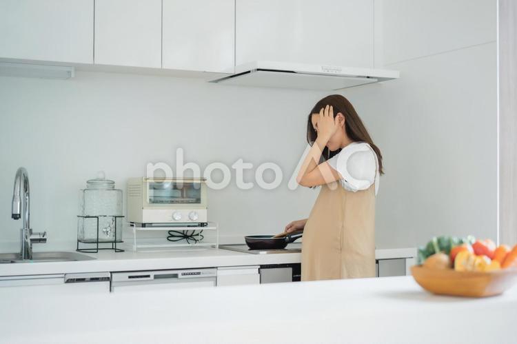 妊娠中に体調不良になる女性（精神障害） 妊婦,妊娠,頭痛の写真素材