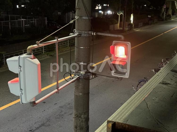 赤信号は止まれ 信号機,横断歩道,夜の写真素材